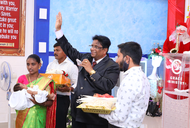 Grace Ministry Celebrates Christmas 2021 with Pomp and Grandeur on 17th Friday, December at its Prayer centre in Valachil, Mangalore. Hundreds gathered at the program and celebrated Xmas with Bro Andrew Richard and family.  